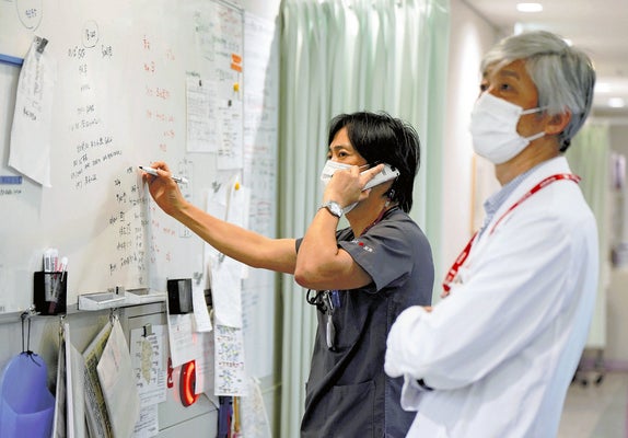 救急要請に対応する救命医（１８日午後、横浜市中区の横浜市立みなと赤十字病院で）